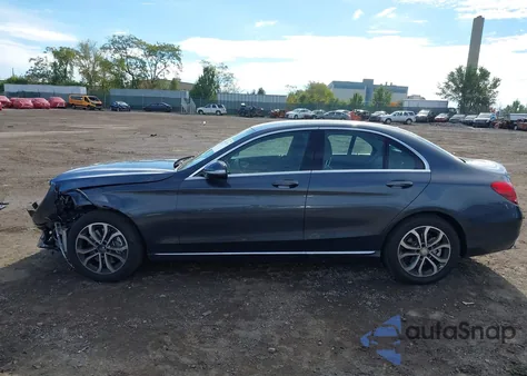 2015 Mercedes-Benz C 300 4Matic z USA, uszkodzony, nr VIN 55SWF4KB6FU034628